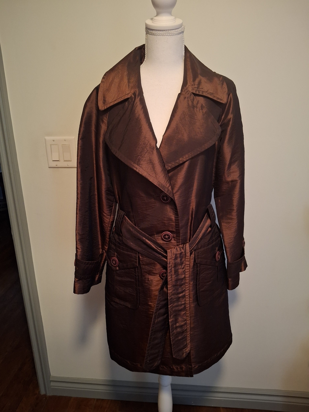 NWOT Bandolino Shimmering Bronze Brown Satin-Look Trench Coat. Ladies M.